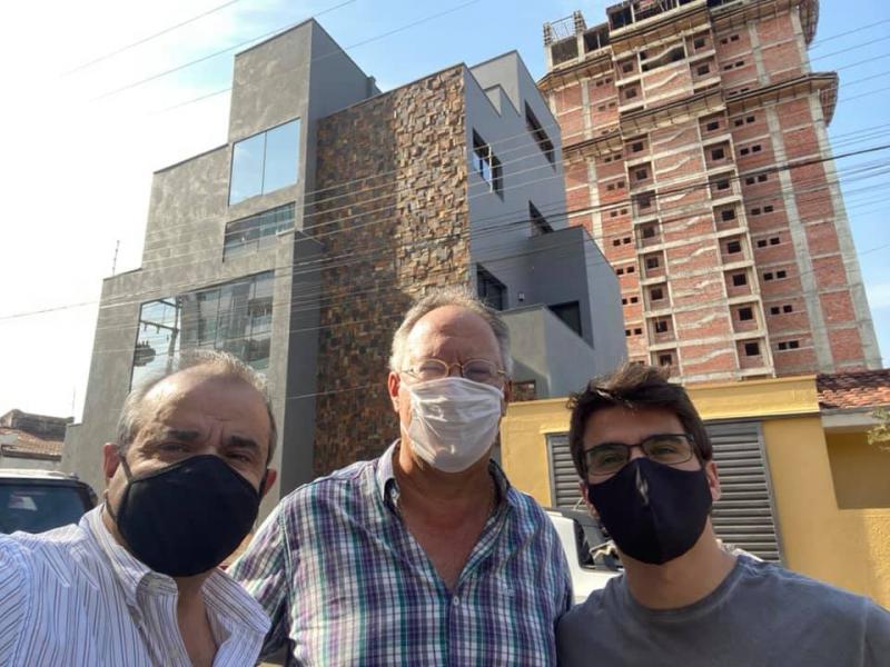 Advogados Mauro César Martins de Souza e João Vitor com o engenheiro Flávio Denari, ao centro