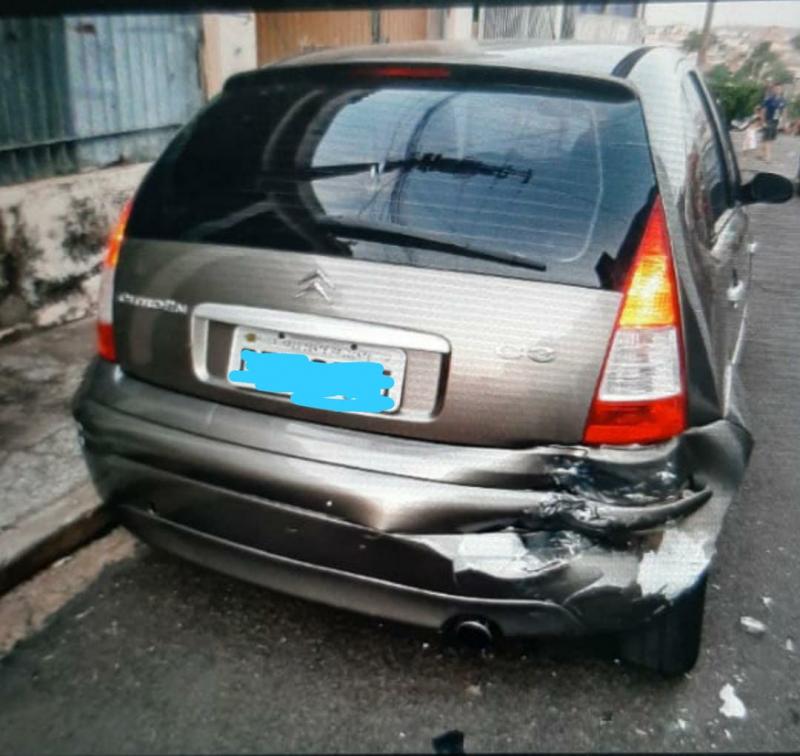 Polícia Civil - Carro da testemunha foi atingido na traseira, no início da noite desta sexta