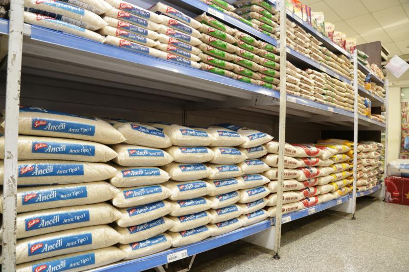 Weverson Nascimento - Mercados têm repassado os aumentos; preço do arroz (5 kg) varia de R$ 17,70 a R$ 28,98
