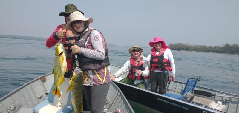 Mauro Trojilo e Dirce, Carlinhos Silveira e Suzy pescando em Rosana