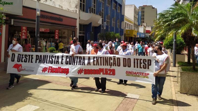 Cedida - Servidores se reuniram na área central de Prudente, com faixas e cartazes 