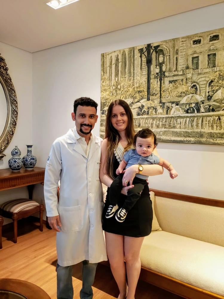 Dr. Jailton Junior, a esposa Aline e o filhinho Heitor