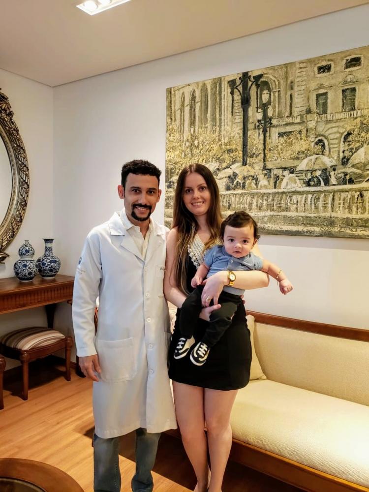 Dr. Jailton Junior, a esposa Aline e o filhinho Heitor