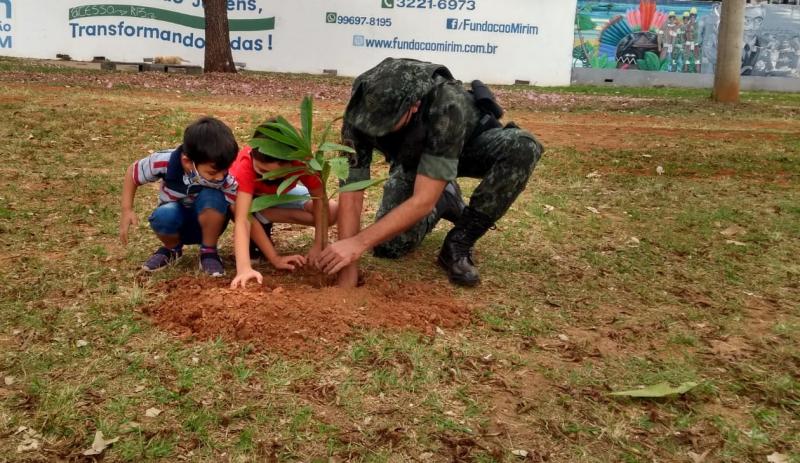 Polícia Militar Ambiental - Crianças ajudaram a plantar uma das mudas
