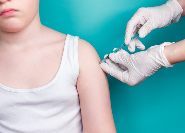 Freepik - Idade indicada para meninas tomarem a vacina é de 9 a 14 anos e meninos de 11 a 14 anos