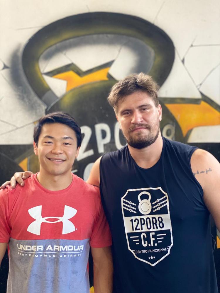 Na foto com seu coach, Kauê Lourenção, Guilherme Ikeda vem apresentando resultados surpreendentes em campeonatos