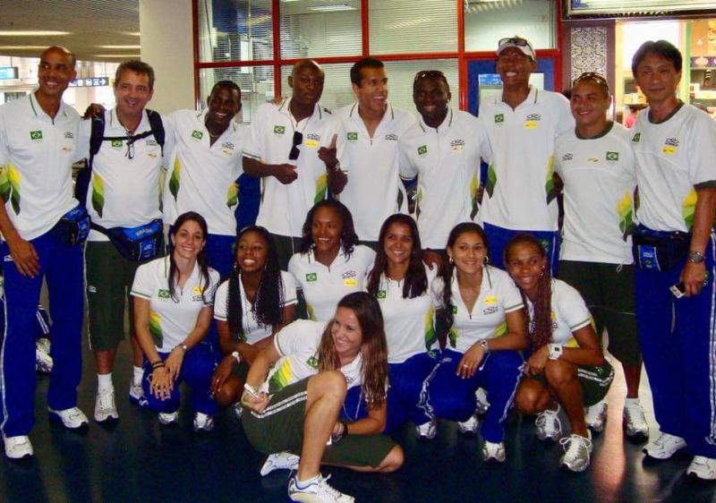 Cedida - Jayme, o segundo em pé, da esquerda para direita, no comando da equipe brasileira