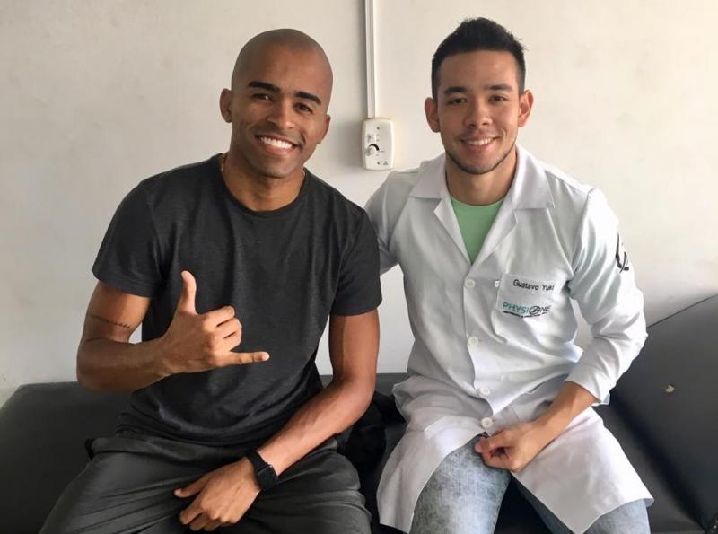 Cedida - Diego e seu fisioterapeuta Gustavo Yuky: “Dentro de alguns meses estarei lutando novamente”