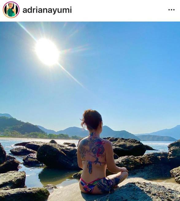 Adriana Yumi em momento zen na praia de Guaecá, São Sebastião