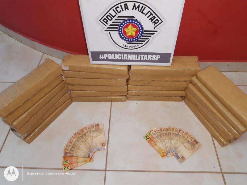 Polícia Militar - Dupla receberia R$ 5 mil para transportar a droga