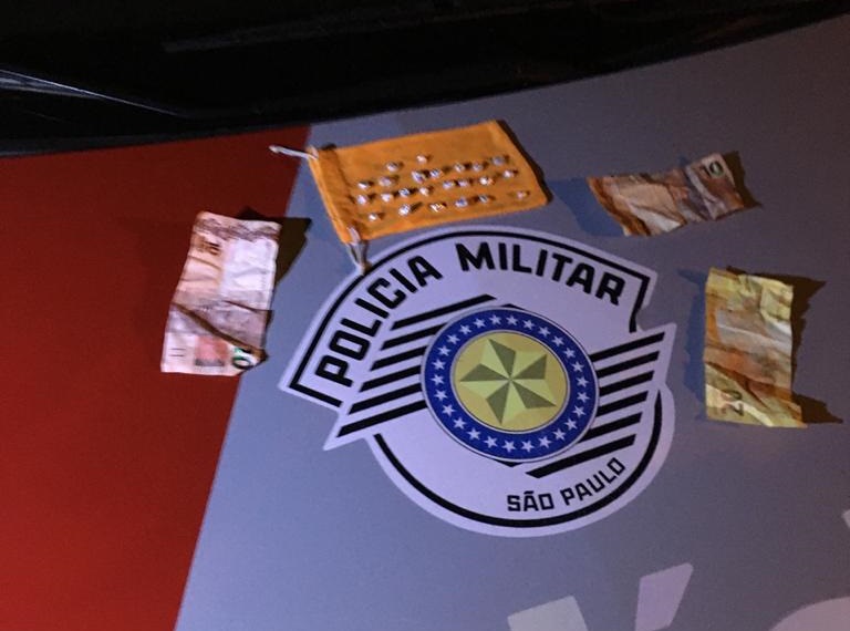 Polícia Militar - No total havia 23 pedras de crack em pequenos sacos 