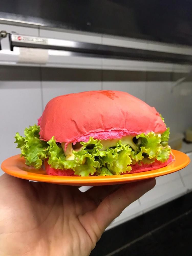 Cedida - Ideia consiste na venda do lanche mais pedido, o x-salada, em um pão rosa