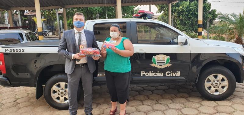 Polícia Civil - Entrega dos presentes ocorreu ontem, em Pirapozinho