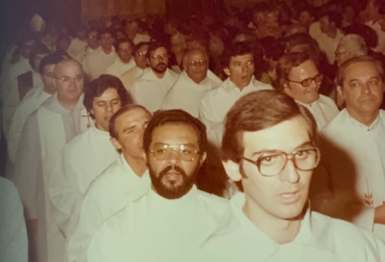 Cedida - Monsenhor, o segundo, de óculos e barba, em sua ordenação há 40 anos