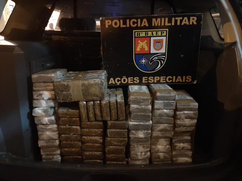 Polícia Militar - Entorpecentes estavam no porta-malas do veículo 
