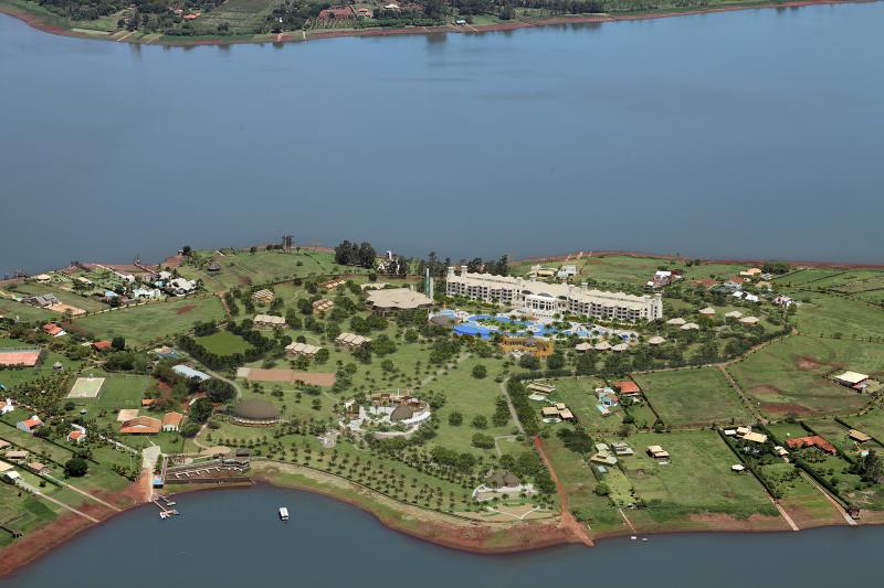 um resort alto padrão localizado no encontro dos rios Paranapanema e Tibagi 