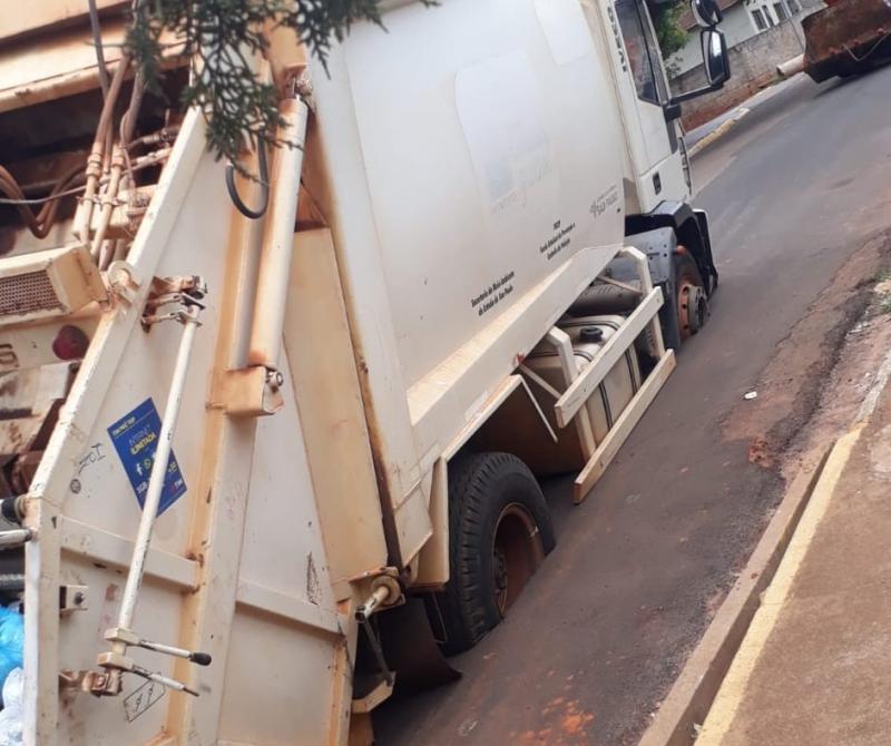 Cedida - Caminhão ficou atolado na rua durante a tarde de ontem