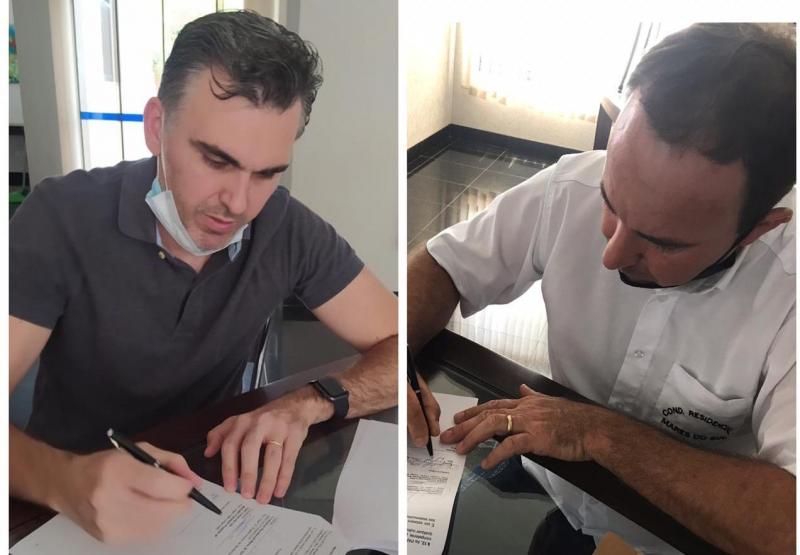 Rafael Mendes Zaupa (dir.) e Fabio Saab durante assinatura do contrato, nesta semana