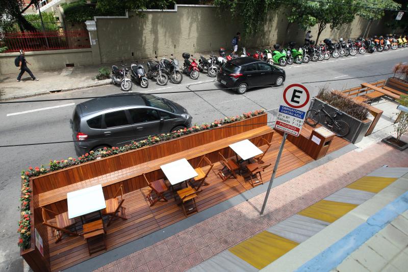  Luiz Carlos Murauskas/Folhapress - Exemplo de parklet, instalado na Rua Maria Antonia, região da Consolação, centro de São Paulo