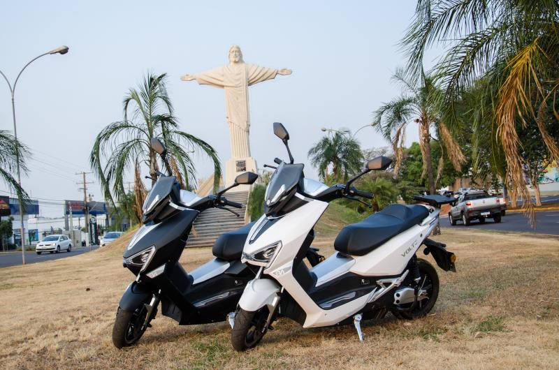 Cedida - Dois modelos do EV1, uma scooter com motor Bosch de 1.800 watts (colocado na roda traseira) e bateria de lítio instalada à frente do banco, suficiente para uma autonomia de até 60 km 