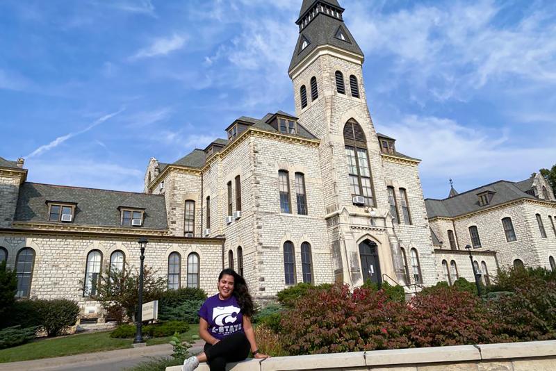 Cedida - Caroline Rocha Honorato em frente à Kansas State University