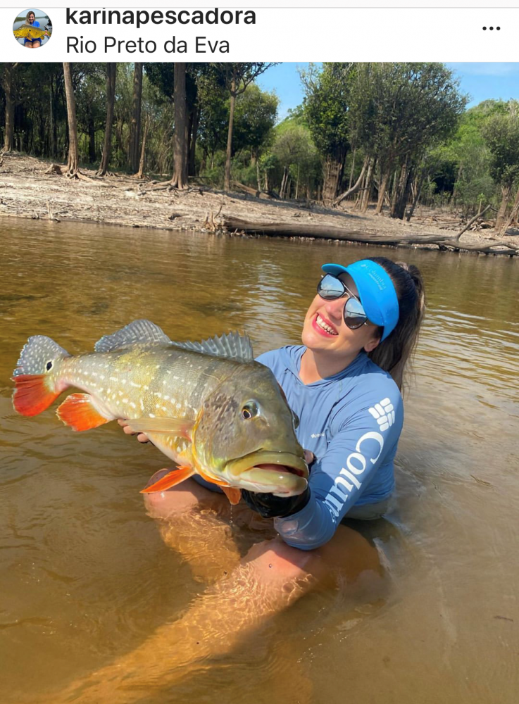 Karina Ribeiro, encantada com os tucunarés gigantes da Amazônia