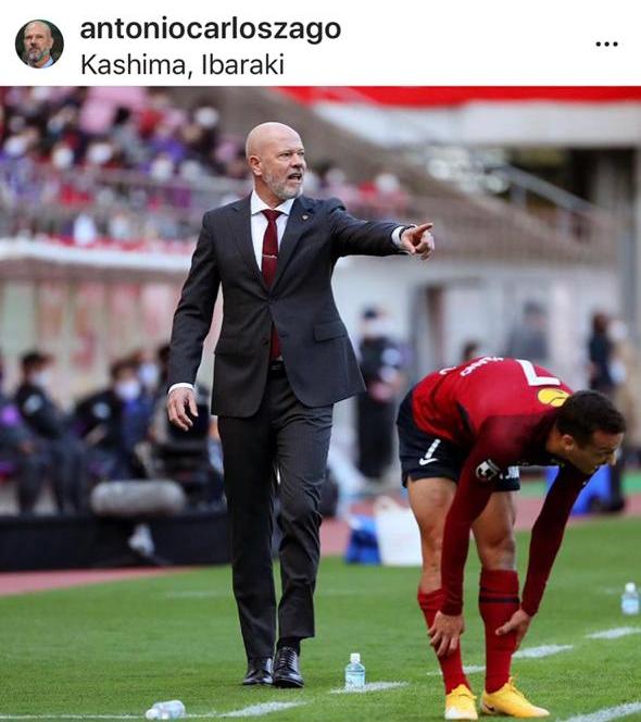 Antonio Carlos Zago, comandando o Kashima Antlers, no Japão