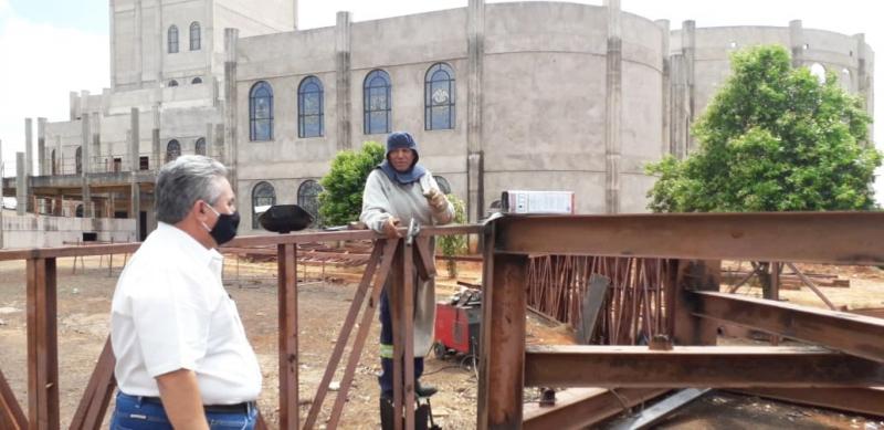 José Costa - Padre Umberto nas obras do balancim, com o soldador-mestre