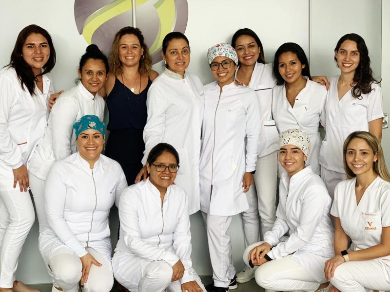 Renata Trevisi, com alunas do Centro de Educação Superior de Santa Cruz de La Sierra