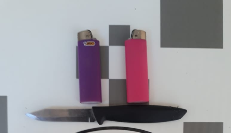 Polícia Militar - Com o suspeito, foram encontrados dois acendedores e uma arma branca