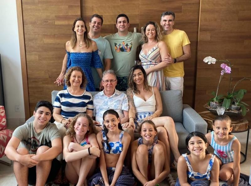 Cedida - Imagem da felicidade: Raquel com toda sua família no último fim de semana. Em pé, a cunhada Mariana e o irmão Rafael, o esposo Rodrigo, a irmã Renata e o cunhado Fábio; sentados, a mamãe Maria Alice, o papai Hugo e ela; e sentados, o filho Pedro Henrique, as sobrinhas Maria Júlia Maria Fernanda, Manuela, a filha Anita e a sobrinha Catarina!