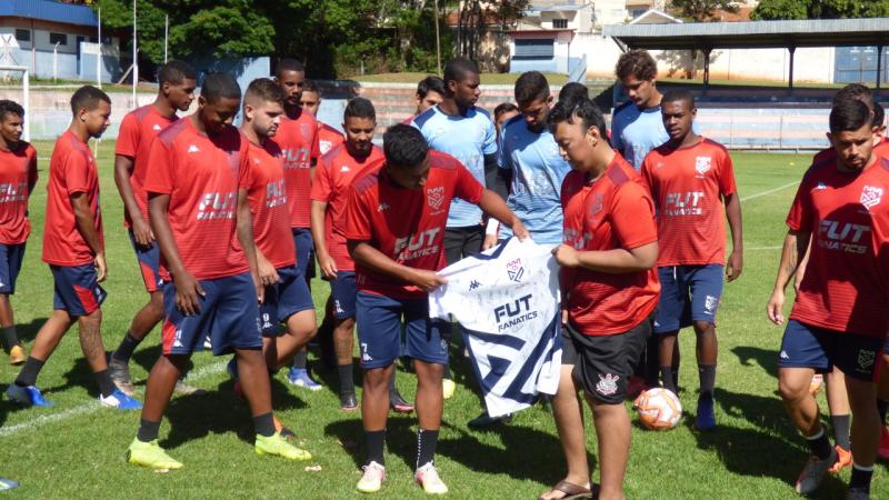 JulhiaMarqueti / AI Grêmio Prudente - Jogadores autografaram uma camiseta novinha para Gabriel