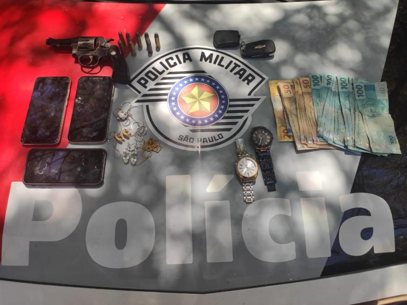 Polícia Militar - Pertences roubados foram recuperados com os criminosos