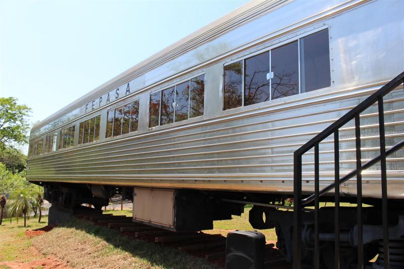 Arquivo - Antigo vagão de trem, instalado no jardim do museu, receberá decoração especial de Natal