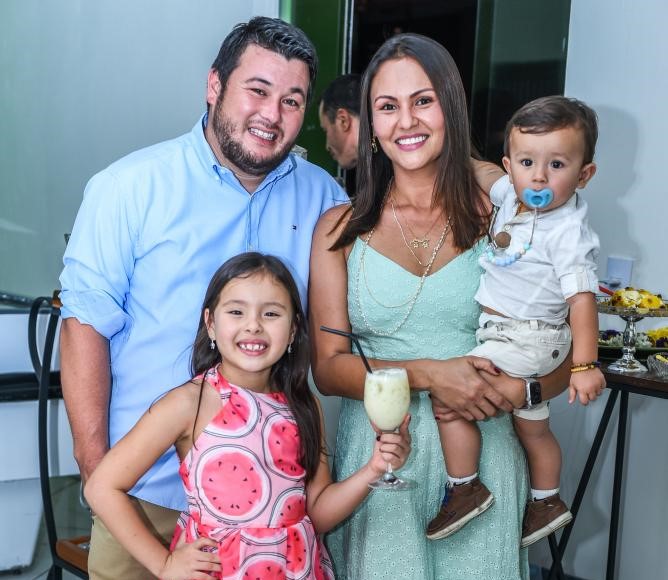 Luciano Opka - Samira e André Kirihar com os filhos, na nova loja, a Naturela´s Congelados 