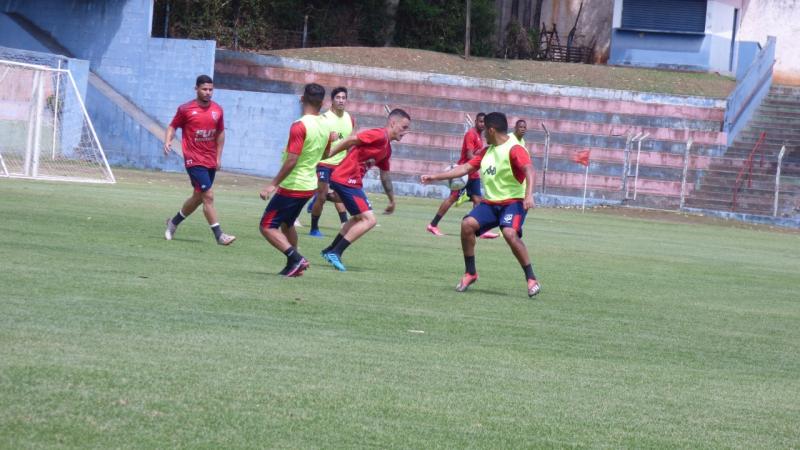 Julhia Marqueti - Jogadores, focados na classificação, treinaram forte na manhã de ontem