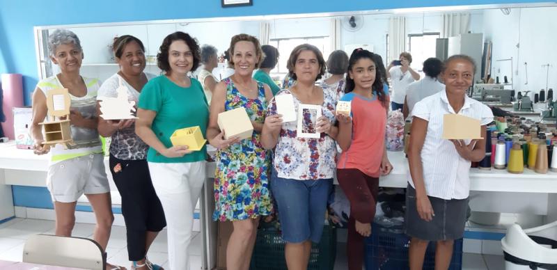 Mulheres participam de diversas oficinas de artesanato e com isso aprendem trabalhos que ajudam na renda familiar