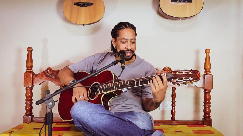 Divulgação - Para o episódio desta tarde, ele faz uma apresentação voz e violão, com o mesmo suingue, balanço e energia