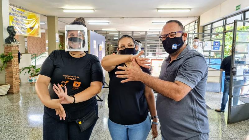 Cedida - Voluntários prestam atendimento a eleitores com deficiência auditiva