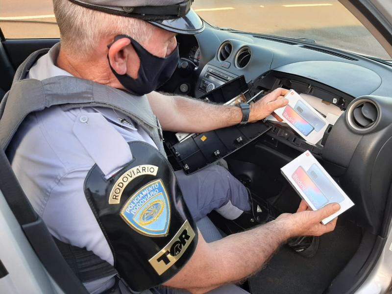 Cedida Polícia Militar Rodoviária | Produtos estavam escondidos em um veículo apreendido