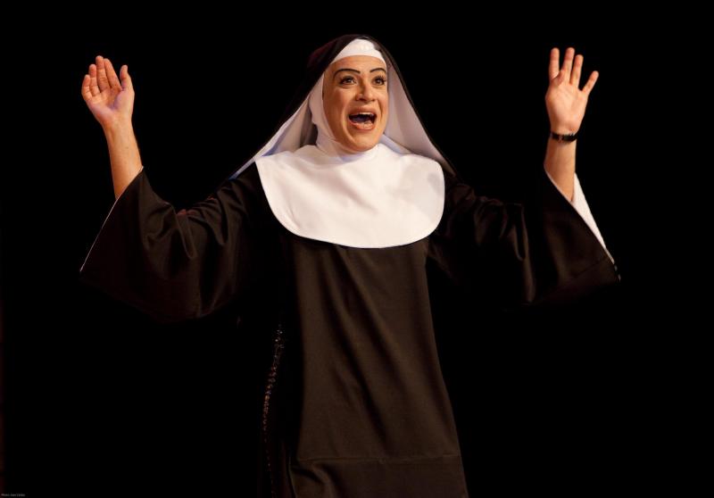 Divulgação - Irmã Maria José, uma freira que canta, dança e conta histórias do seu passado picante