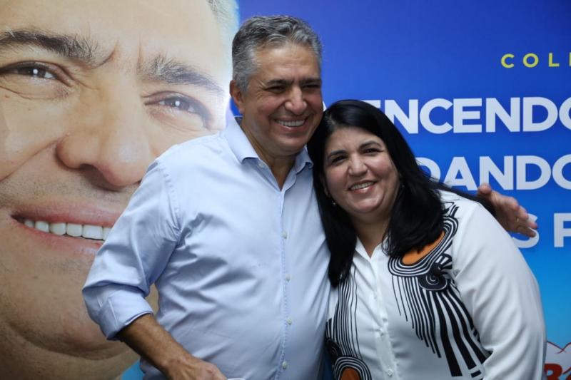 O prefeito reeleito Valter Summan e Adriana Macedo, ex-aluna da Unoeste, comemorando a vitória no Guarujá