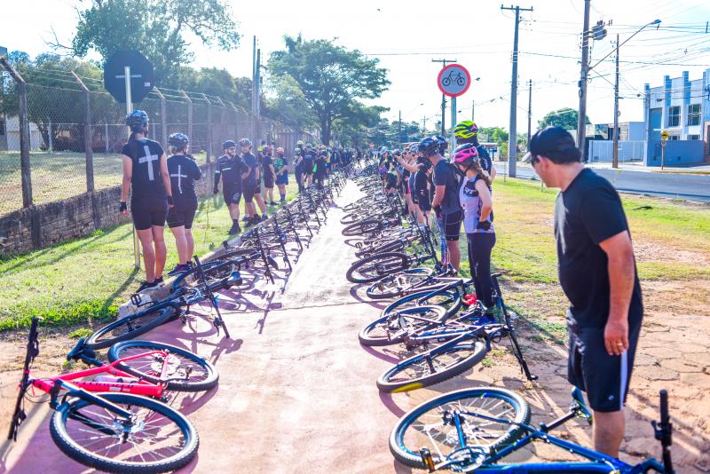 Luciano Opka - Bicicletas no chão da ciclovia, simbolizando as vítimas do trânsito