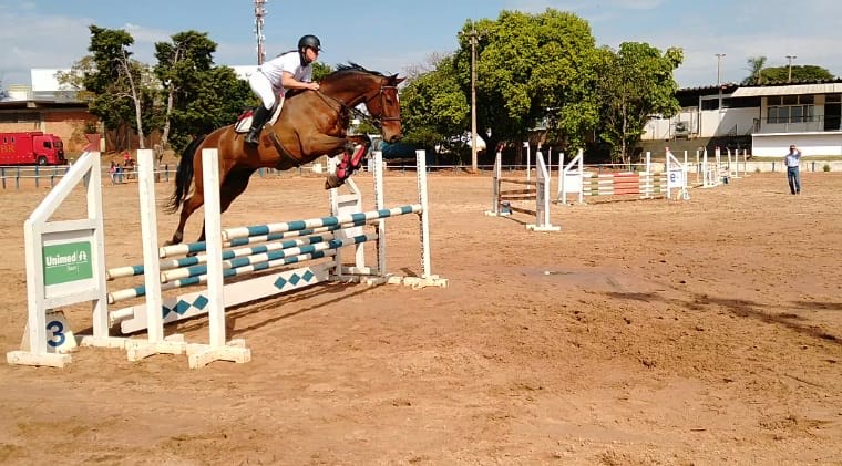 Isabela Surita salta com o cavalo “Turbo 2”, na pista principal da Sociedade Hípica de Presidente Prudente