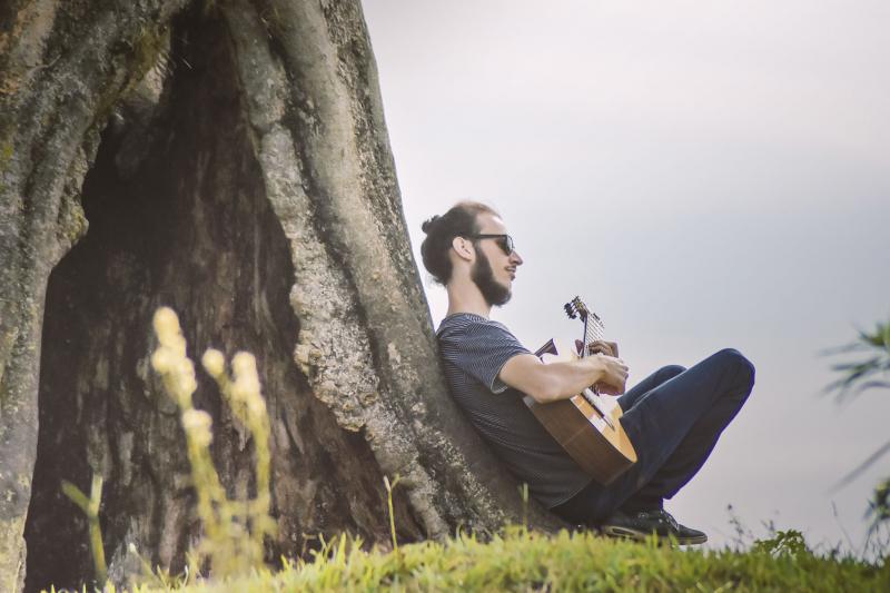 Bacharel em Violão Erudito, músico começou a compor após o término da graduação e não parou mais