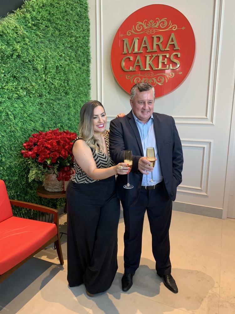 Mara Cakes brinda com o esposo, Laércio Gasques, na inauguração