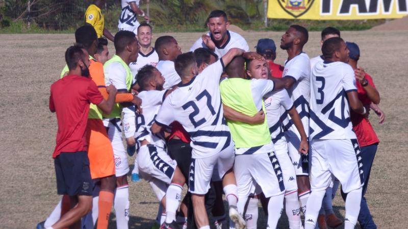 Comemoração dos gremistas pelo gol de Garagau, camisa 8, aos 26 minutos do 2º tempo