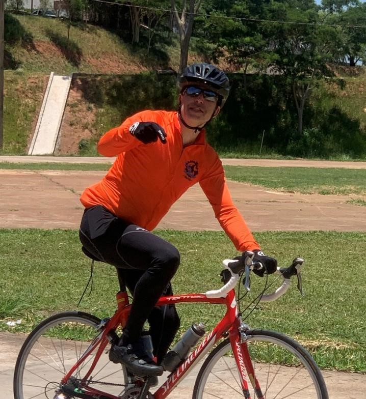 Axel Mello foi um dos 3 ciclistas que pedalou sem parar, até o dia seguinte