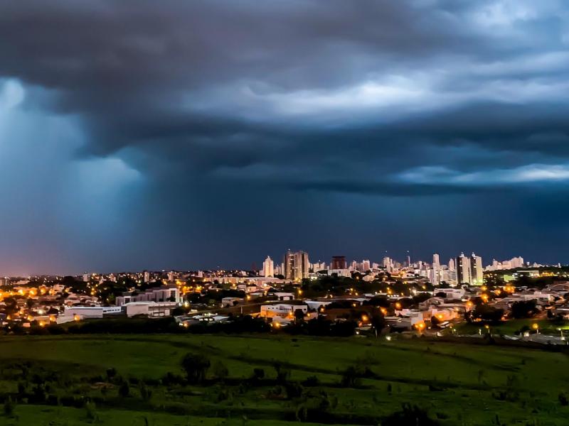 Tempo fechado chamou a atenção da população de Prudente nesta noite