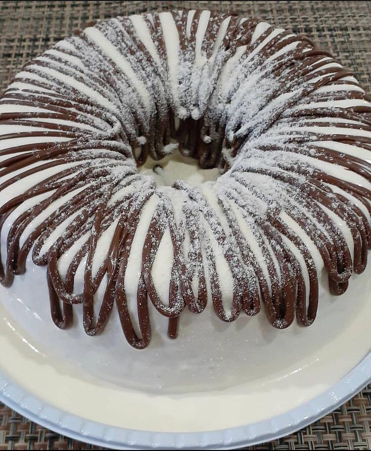 Dá para pedir por lá bolos caseiros de chocolate, cenoura, churros, formigueiro, laranja, maçã com passas, mármore, banana, milho e aipim.